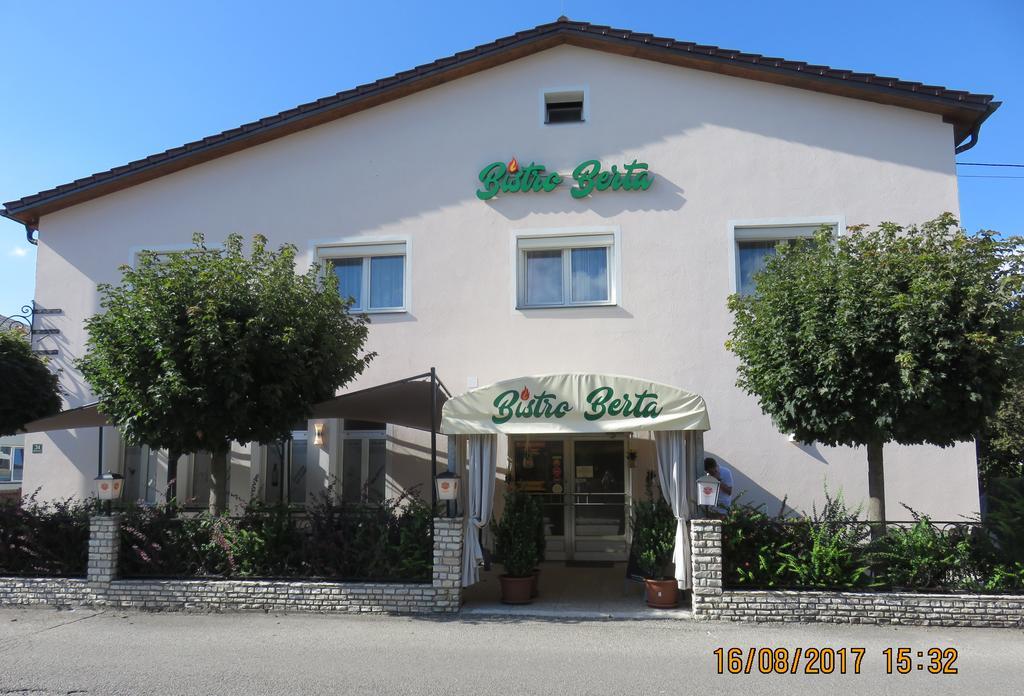 Haus Berta Hotel Braunau am Inn Exterior photo